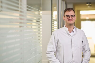 „Ich freue mich sehr, dass ich in meiner Heimat, in der ich mit meiner Familie leben möchte, eine solche Möglichkeit bekomme – meiner Arbeit als Mediziner nachzugehen und alles administrative anderen zu überlassen.“